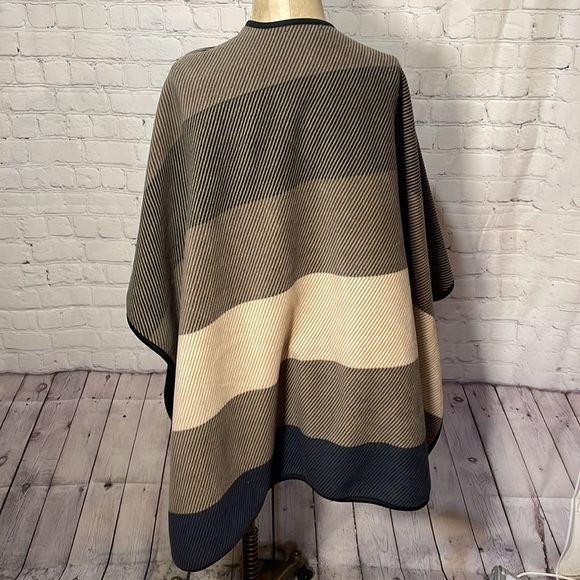 Ike Behar Reversible Fashion Fleece Wrap (Camel Stripe) one size - Picture 6 of 11